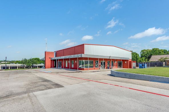 552 W Bedford Euless Rd, Hurst, TX 76053